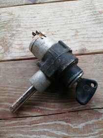 Predám , termostat a veko rozdelovaca skoda 105, 120 - 3