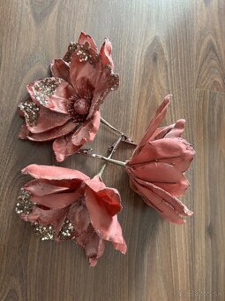 Dekoračné kvety – bordové so zlatými flitrami (na klipse) - 3