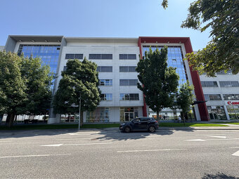 Prenájom prízemného obchodného priestoru 99 m² vo frekventov - 3