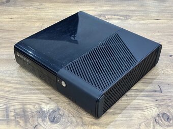 Samostatná herná konzola XBOX 360E 4GB - 3