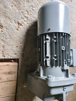 Predám prevodovaný el.motor 2,2kW 78ot/min. - 3