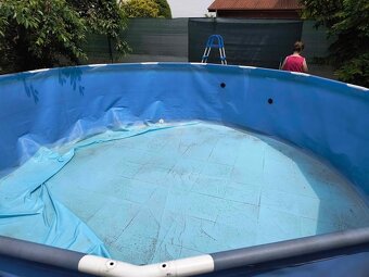 Predam velky batzen , priemer 4,6 , hlbka 1,2 m . - 3