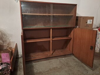 Ponúkam retro skrinku a stolík - 3