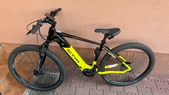 CTM PULZE - matná limetková / čierna 630Wh L (19") 2023 (17 - 3