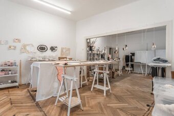 Priestranný veľkometrážny byt s historickým šarmom v Starom - 3