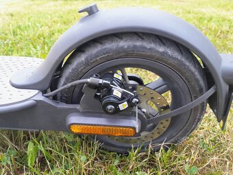 Elektrická kolobezka XIAOMI Mi Electric Scooter Essentia - 3