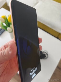 Mobilný telefón Motorola Edge 40 Neo 12 GB / 256 GB - Peach - 3