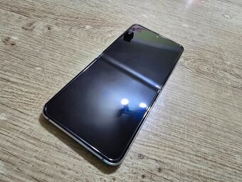 Samsung flip 5 512gb v super stave ma len jemne skrabanceky - 3