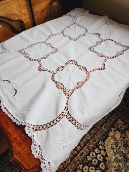Krásny biely obrus zdobený háčkovanými vsadmi a jemnou bielo - 3