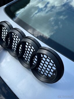 Uchytenie Audi znaku pre masku RS - 3