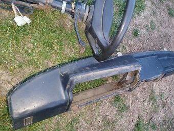 Lada Niva palubná doska a volant - 3