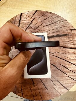 iPhone 15 pro 256 Space Grey batéria 92% originál top stav - 3