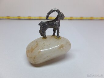 Stará vzácná miniatura, kovový kozoroh na leštěném kameni. - 3