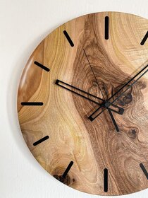 Nastenne hodiny z orechoveho dreva a epoxidu - 3