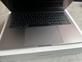 MacBook Pro 13" (2017) Space Gray - 3