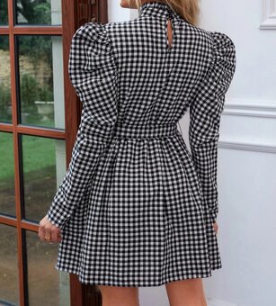 Karovane saty s puf rukavmi - 3