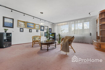 Priestranný a vzdušný rodinný dom vo Veľkej Pake - 3