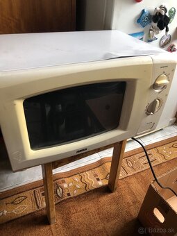 Predám jednoduchu funkčnú Mikrovlnku Zanussi za 20e - 3