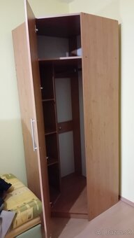 Skrine, 2x písacie stoly, pohovka - 3