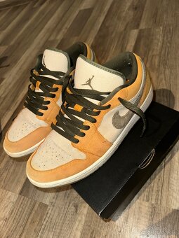 Air Jordan 1 Low SE “Light Curry” - 3