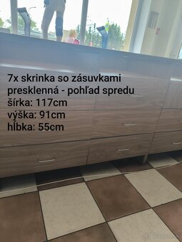 Skrine a vitríny zo zrušenej predajne – všetko len za 500 € - 3