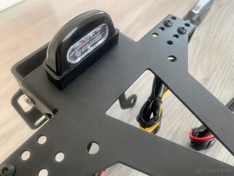 Držiak ŠPZ so smerovkami - 3