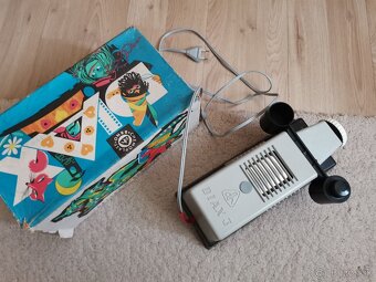 Bábiky retro par kroji .diaprojektor. plátno. - 3