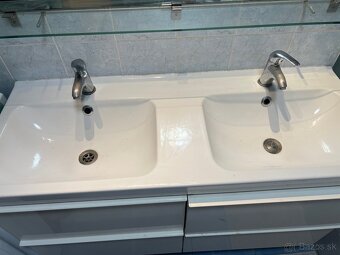 Skrinka s umyvadlom a bateriami - 3