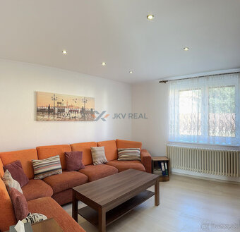 Priestranný 5-izbový rodinný dom s dvoma garážami a záhradou - 3