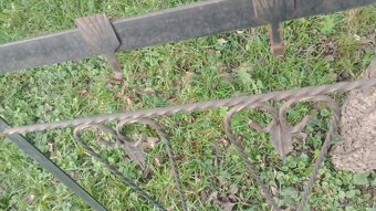 Železný kovový vešiak - 3