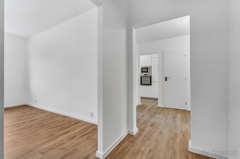 NA PREDAJ VEĽKÝ 3-IZBOVÝ BYT, KOMPLETNÁ REK., PETRŽALKA - 3