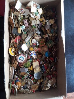 Odznaky plná krabica.Kadeco - 3