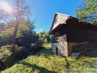 Tradičná zrekonštruovaná drevenica na okraji obce Nesluša. - 3