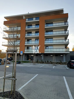 Priestranný 3-izbový byt v novostavbe, 2 x parking, komora a - 3