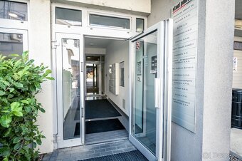 Reprezentatívna polyfunkčná budova so skladom a parkovaním v - 3