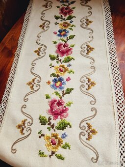 Krásna krémová štóla zdobená ružovými,  žltými a modrými kve - 3