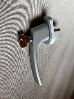 Okenné kľučky uzamykateľné - 3