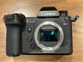 Panasonic Lumix S1R s príslušenstvom - 3