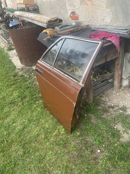 Predám hnedé zadné pravé dvere – Mercedes W123 - piano - 3