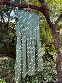 Zelené bodkované letné šaty - 3