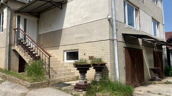 Priestranný rodinný dom s veľkým pozemkom v obci Radošina - 3