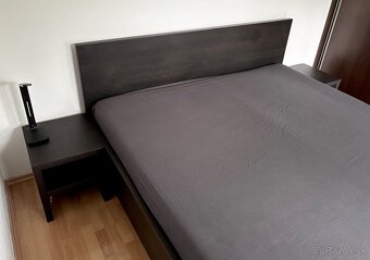 Predám manželskú posteľ s nočnými stolíkmi (180x200 cm) - 3
