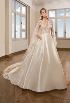 Saténové svadobné šaty s rukávmi - 3