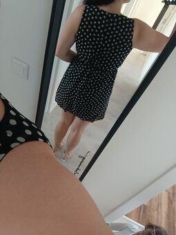 Mini šaty s opaskom - 3