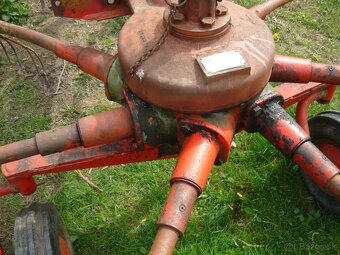 KUHN 280 SHRNOVAČ -- ruzné   díly - 3