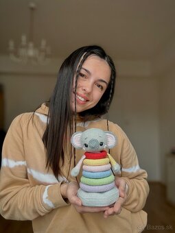 Háčkovaná detská pyramídka – koala, rozvíjajúca hračka - 3