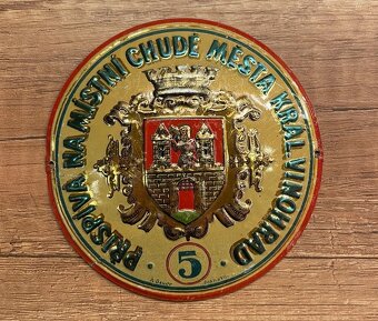 Stará plechová cedule ŽEBRAČENKA přispívá na místní chudé - 3