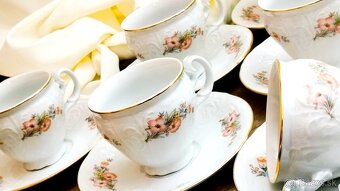 Dvojset porcelánových šálok s tanierikmi,taniere,dózičky,váz - 3