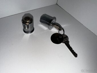TATRA 613 nové originál dverové zámky FAB - 3
