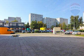 Na prenájom obchodné priestory 460 m2 na prízemí, Laborecká  - 3